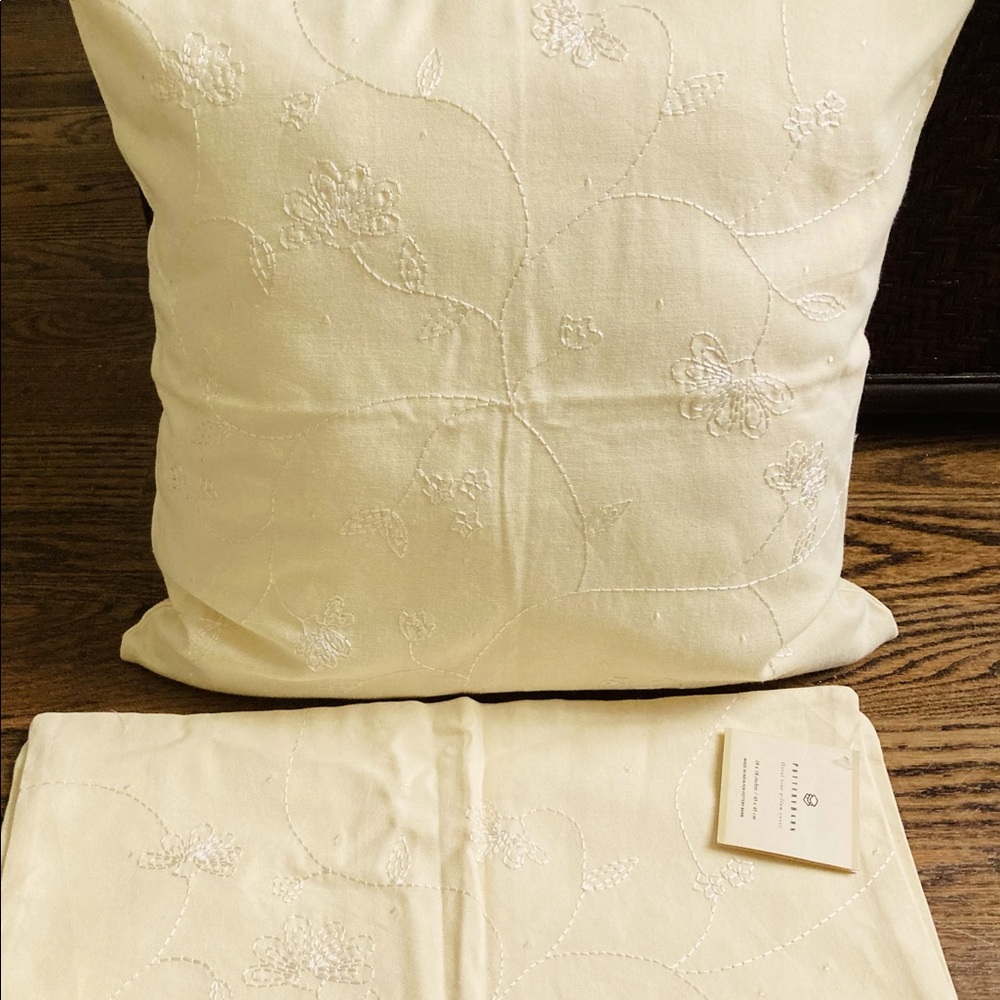 Set of 2 New Pottery Barn “Floral Vine” Pillow Covers